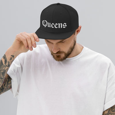 QUEENS OLD ENGLISH BLACK SNAPBACK